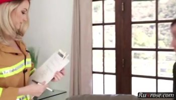 Grasso maturo viene scopata duro da un ragazzo giovane